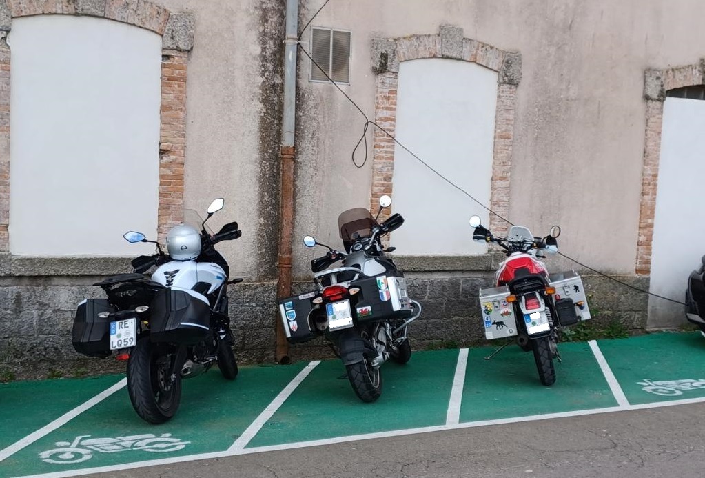 Motorradparkplatz in Bonifacio