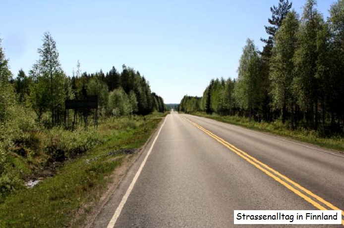 Typische Straße in Finnland