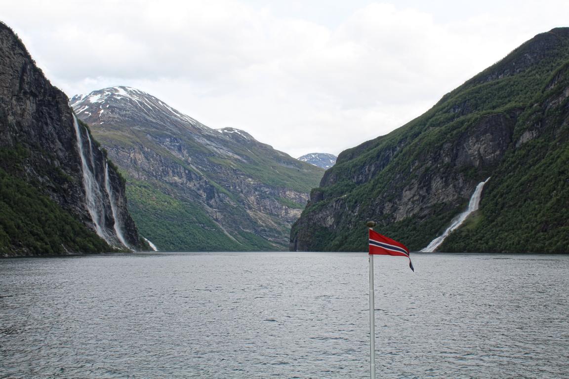 Links die Schwestern, rechts der Freier im Geirangerfjord