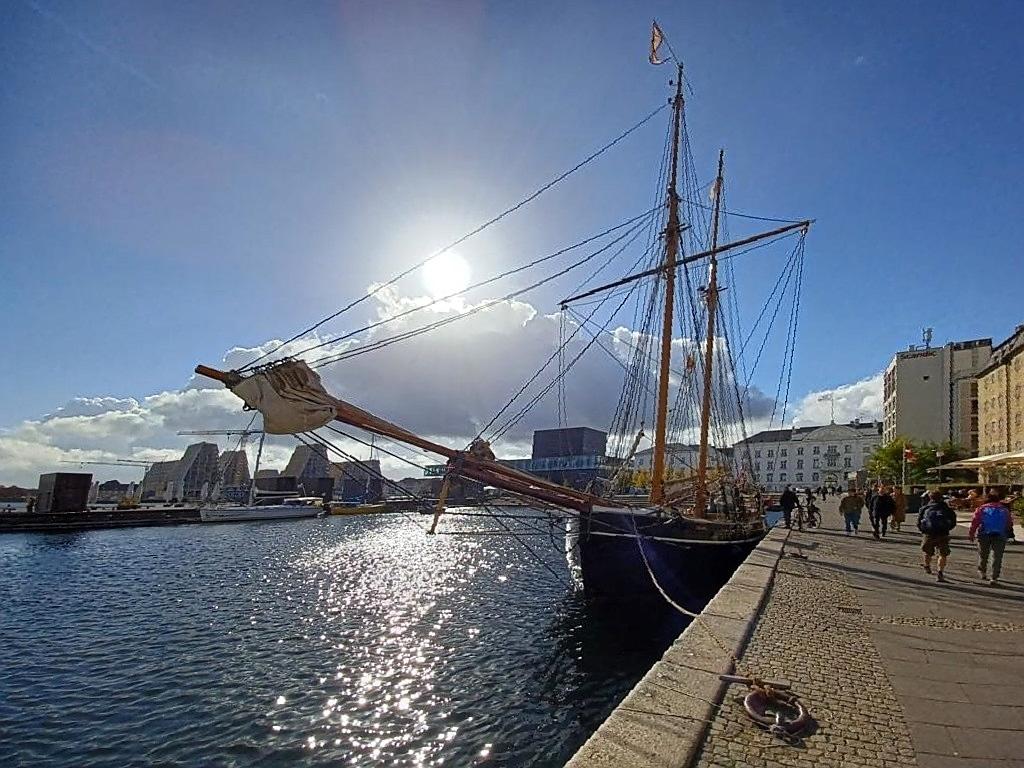 Schiff in der nähe des Amalien-Garten