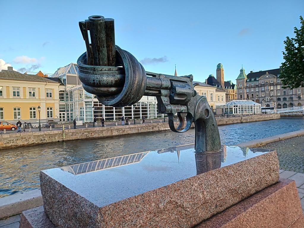 Statue 'The knotted Gun'