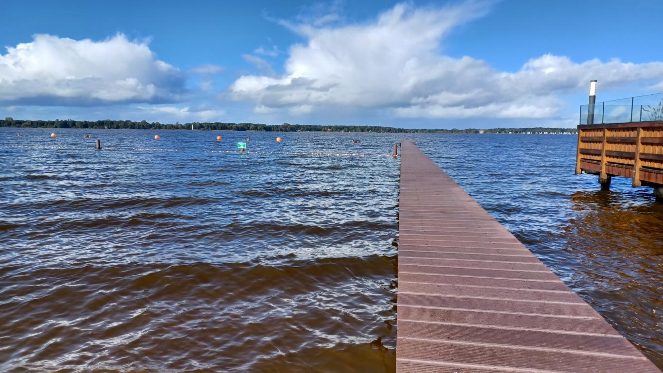 Schmaler Steg hinaus auf das Wasser