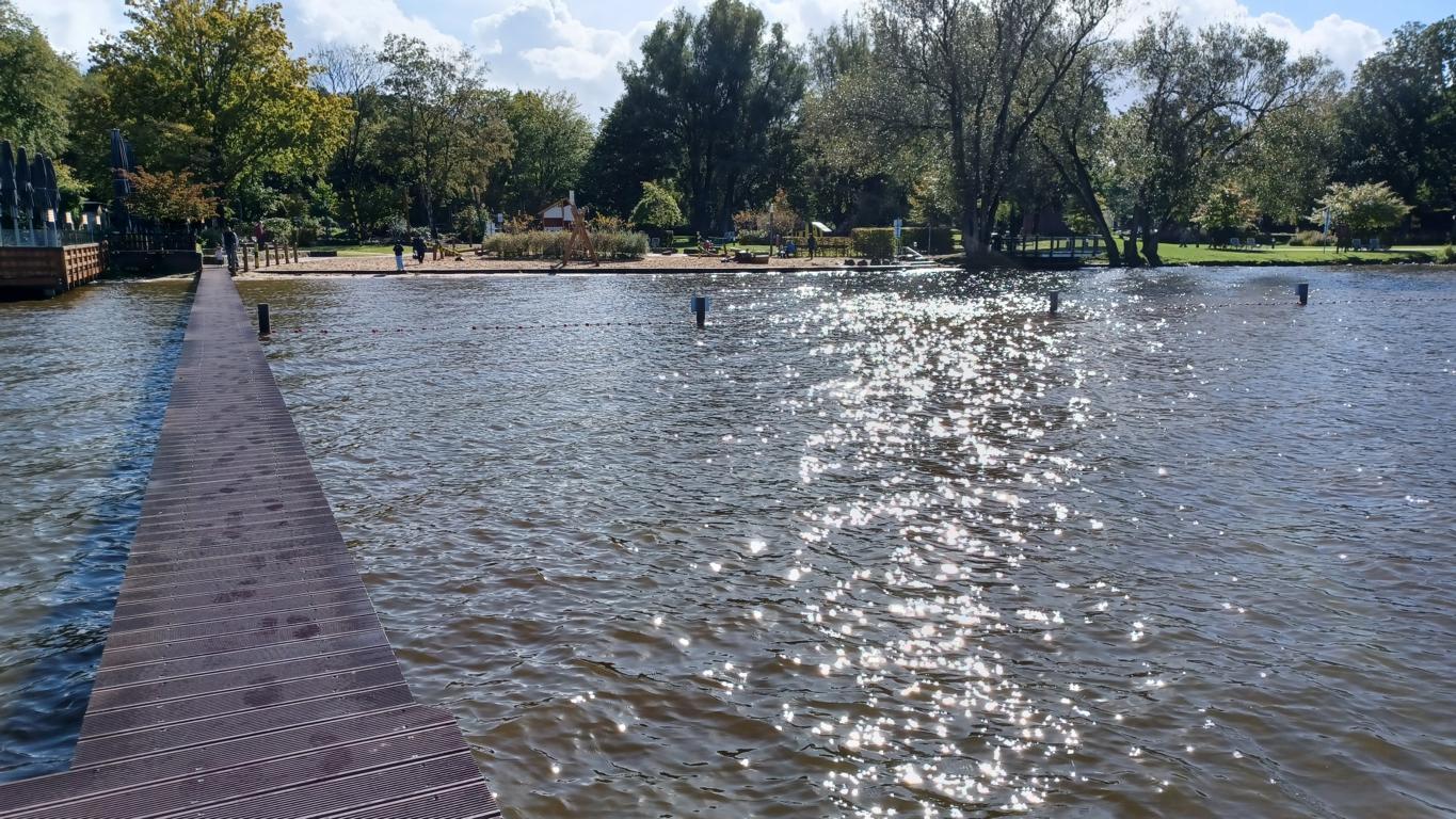 Schmaler Steg hinaus auf das Wasser