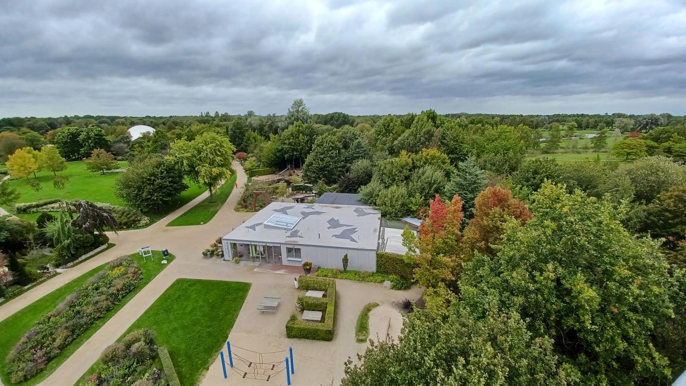 Blick vom Aussichtsturm auf den Park der Gärten