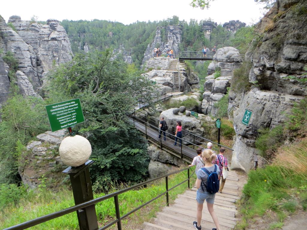 Stufen, schmale Wege und Leitern in der Felsenburg Neurathen