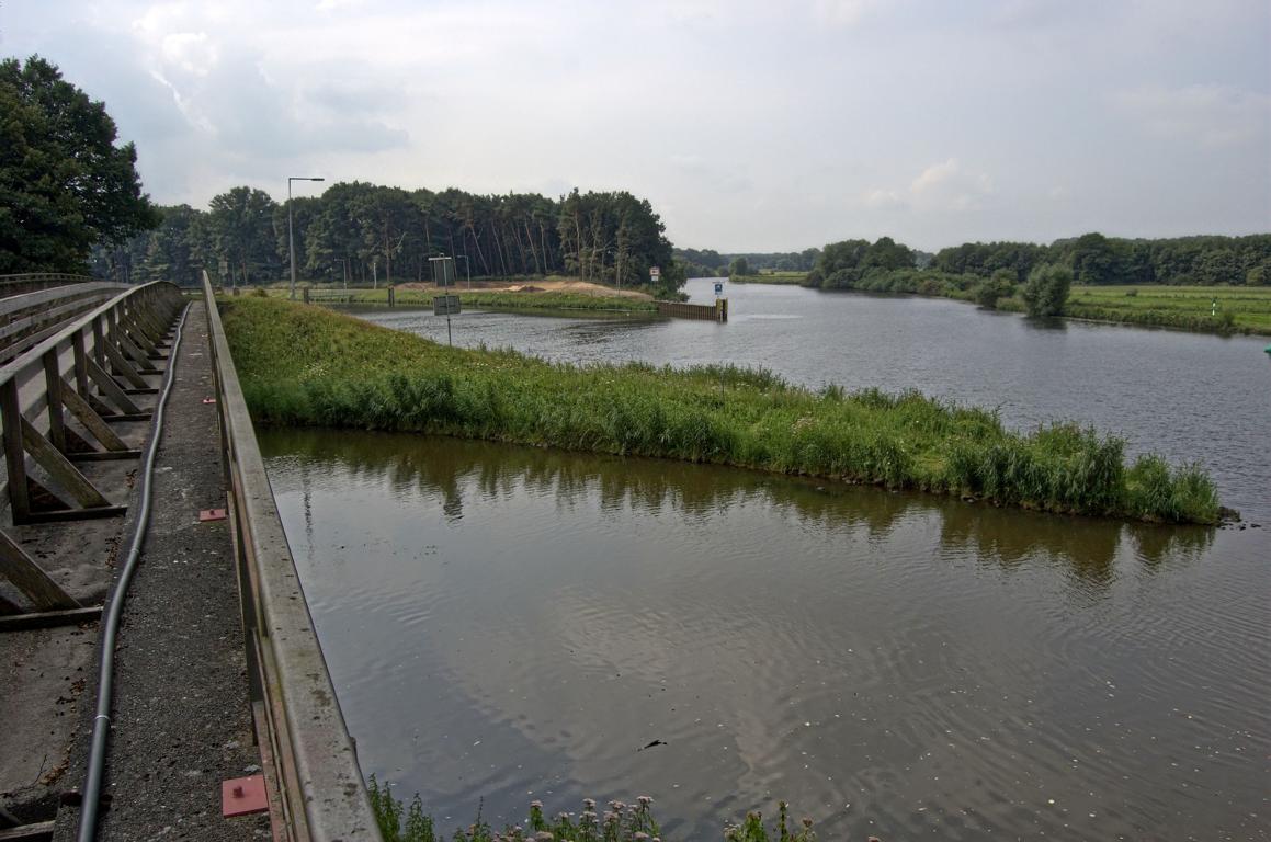 Hinter der Schleuse Gleesen fließt die Ems in den Dortmund-Ems-Kanal