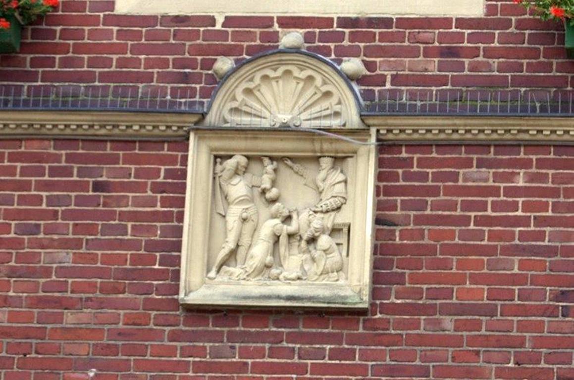 Salomon-Relief am Rathaus