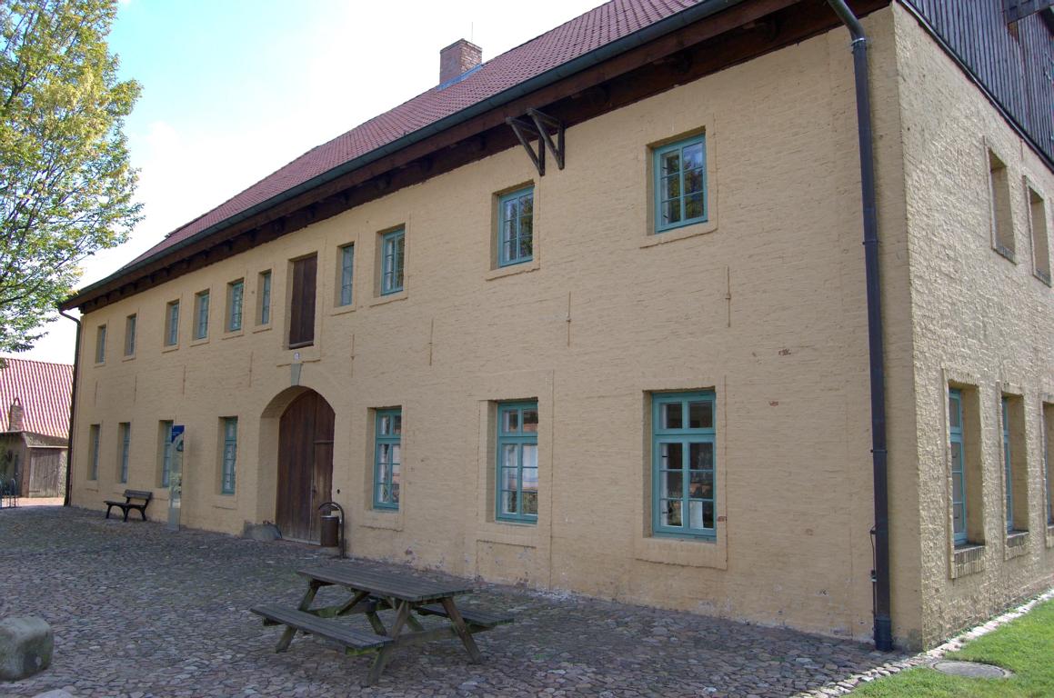 Korbflechterei und Schulgebäude in der Glashütte Gernheim