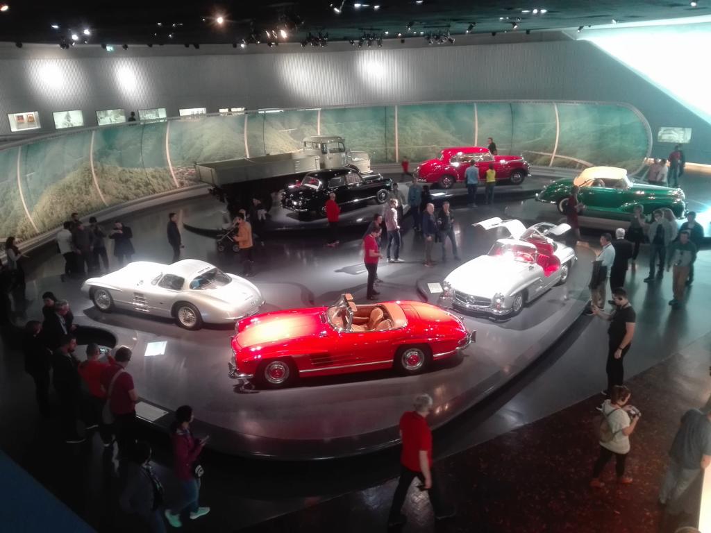 Exponate aus den Wirtschaftswunderjahren im Mercedes-Benz Museum