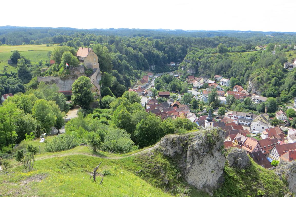 Ausblick vom Aussichtspunkt oberhalb der Burg auf Schloss und Ort Pottenstein