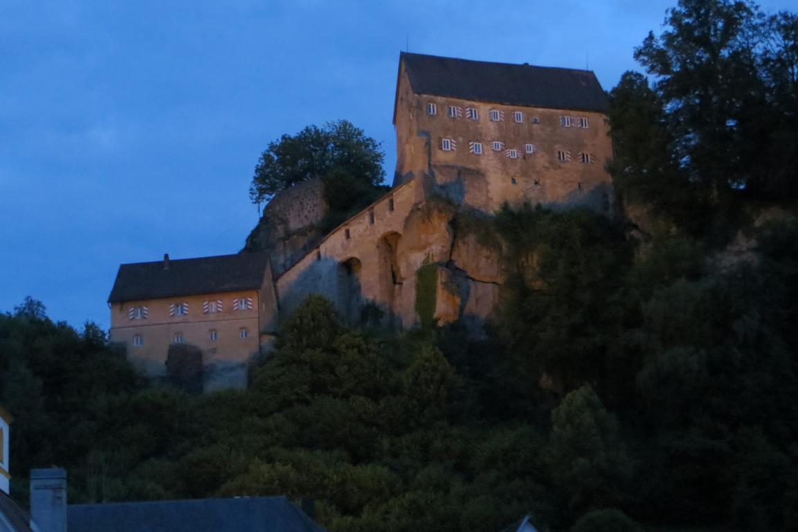 Abendlicher Blick von Pottenstein hinauf auf die Burg