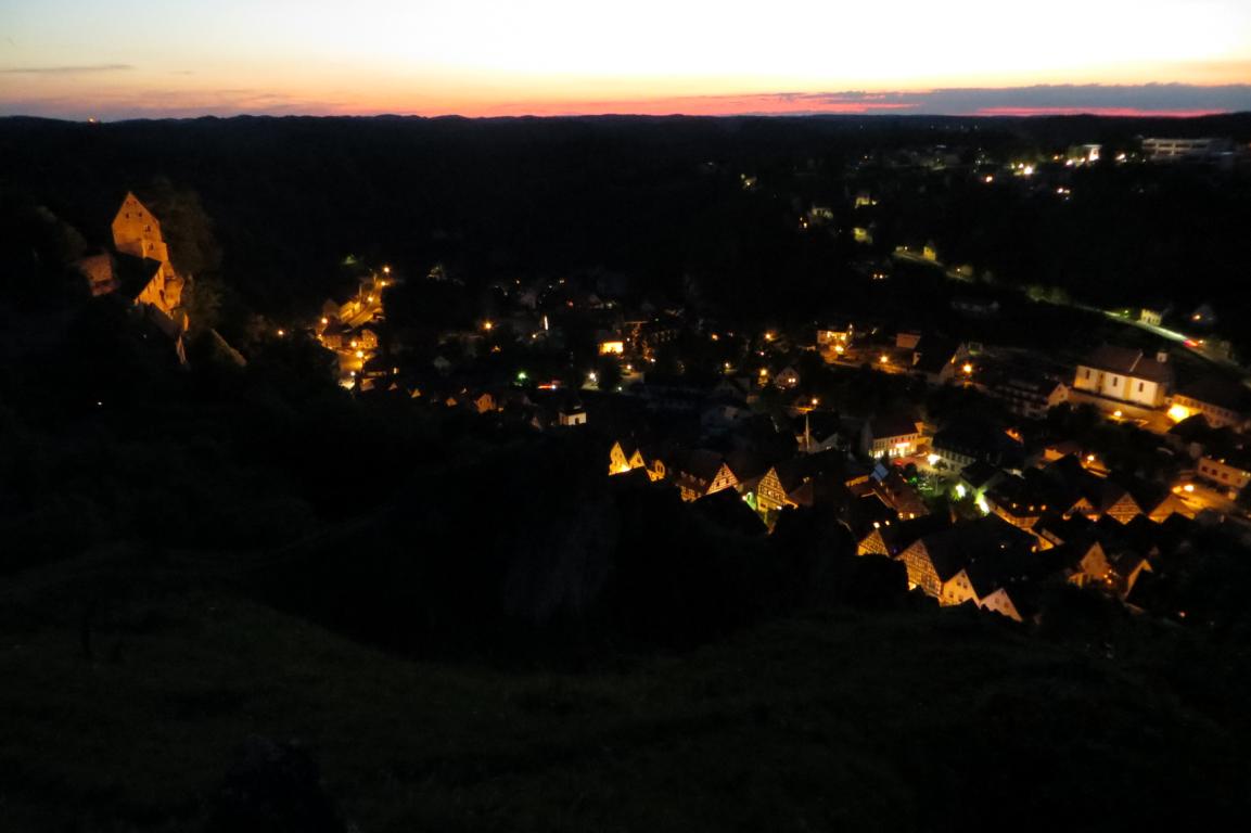 Abendlicher Blick vom Aussichtspunkt oberhalb der Burg