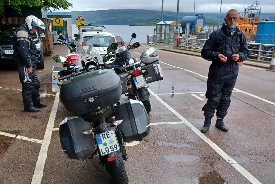 Warten auf die Fähre: Am Hafen von Tobermory