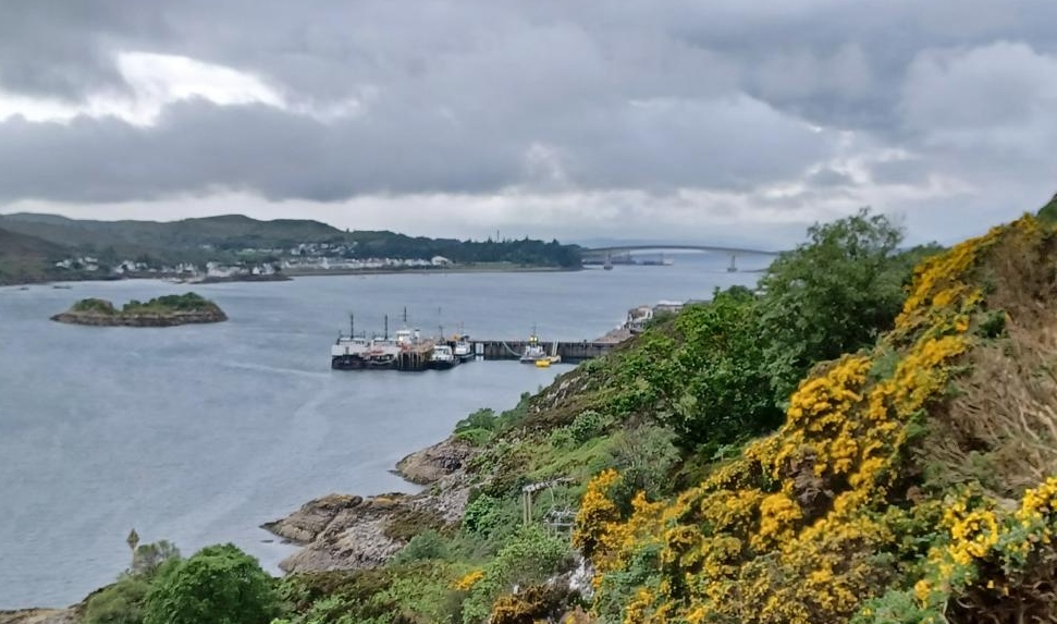 Kyle of Lochalsh mit Hafen und Skye-Bridge