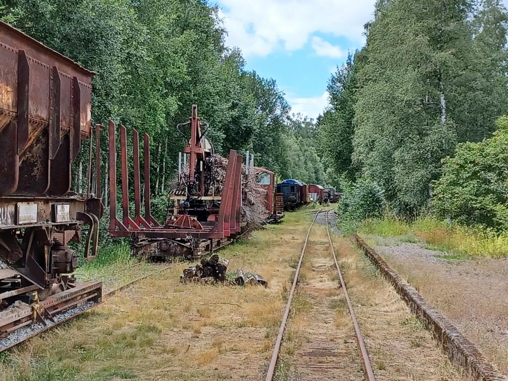 Alte Loks und Waggons am ehemaligen Bahnhof Hultanäs