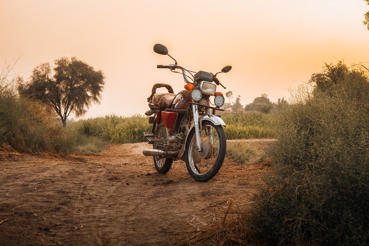 Das Motorrad auf den Seitenständer gestellt und auf Augenhöhe fotografiert