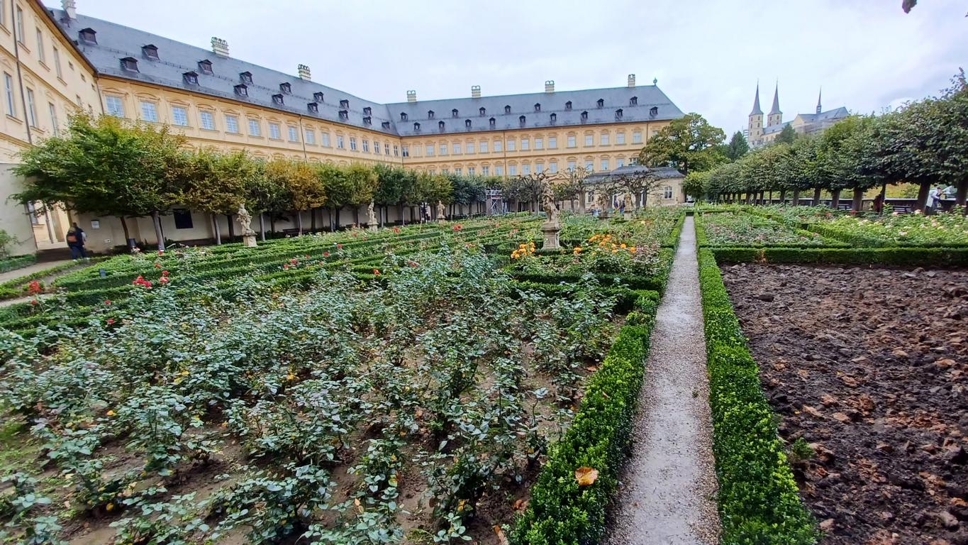 Rosengarten neben der Neuen Residenz Rosengarten neben der Neuen Residenz