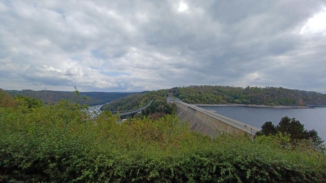 Hängebrücke und Stausee Hängebrücke und Stausee