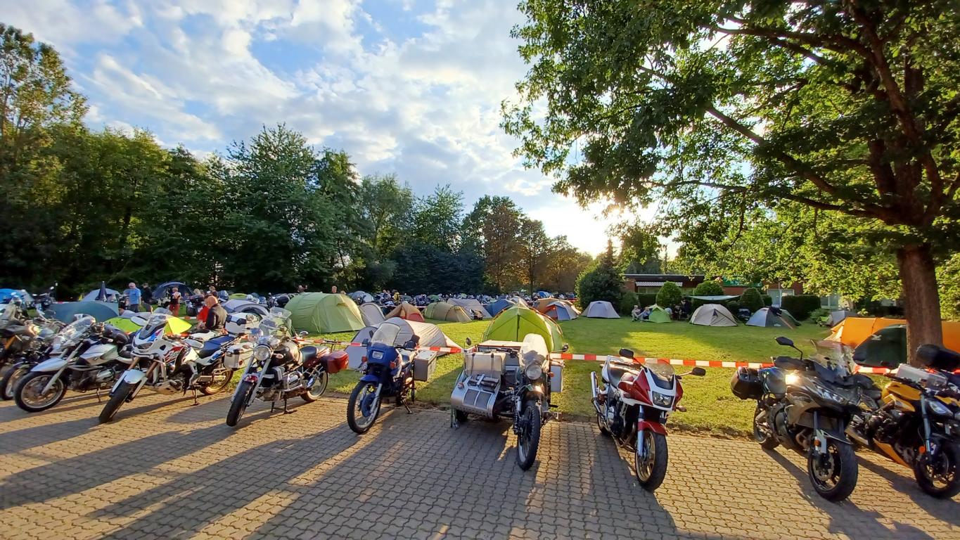 Motorräder und Zelte