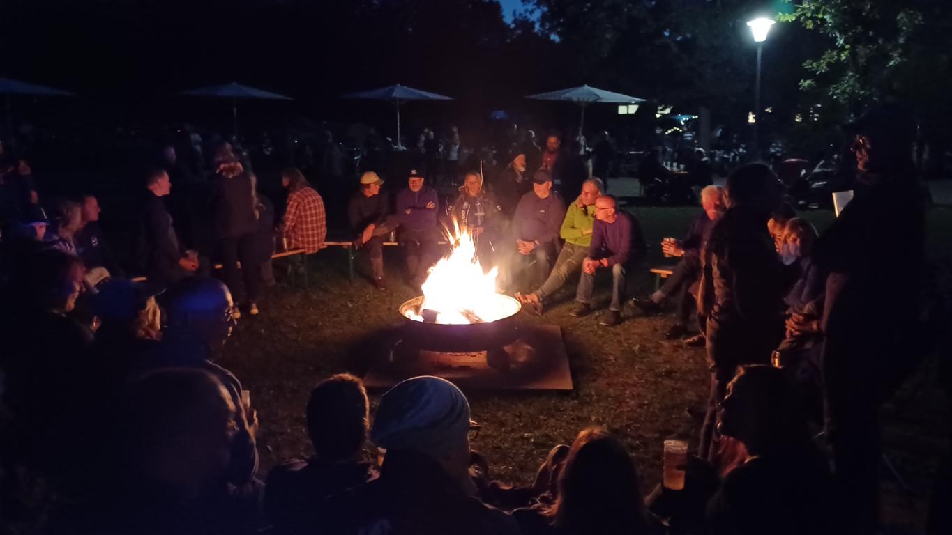 Am Lagerfeuer
