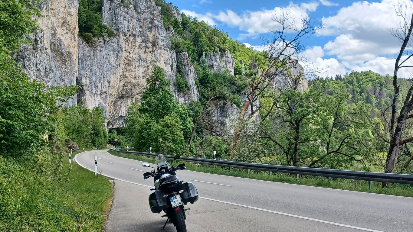 Auf kurvigen Straßen entlang der Donau Auf kurvigen Straßen entlang der Donau