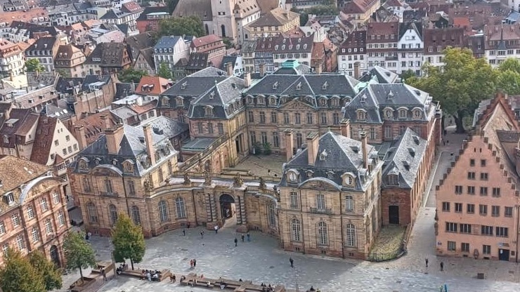 Blick vom Dom auf den Rohan-Palast